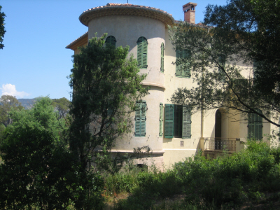 Photograph of Le Casteu and the Esterel Mountains.